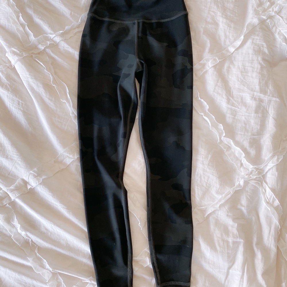 Model off duty ALO LEGGINGS